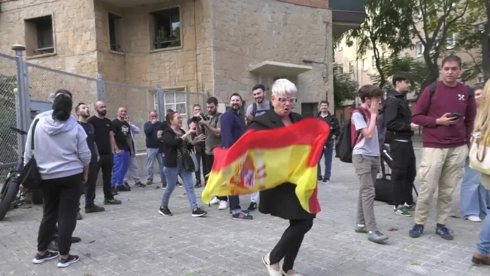 Tensión en Sabadell por el rechazo de VOX a la islamización y escuela en árabe (5) FOTOGRAFÍA. BARRIADA DE CAMPOAMOR DE SABADELL (BARCELONA) CATALUÑA (REINO DE ESPAÑA), 20 DE OCTUBRE DE 2025. Desde las puertas del IES de Campoamor, el diputado por Barcelona de VOX al Parlamento de Cataluña, Manuel Jesús Acosta Elías (Manuel Acosta), junto a los concejales de la Resistencia en el Ayuntamiento de Sabadell, la portavoz Nuria Alejandra Acacio Montesinos (Nuria Acacio), y César José Gil Abaurrea, ha advertido de que la implantación del Programa de lengua Árabe y Cultura Marroquí en la barriada de Campoamor y resto de Sabadell, como en el resto de la provincia de Barcelona, resto de la Comunidad Autónoma de Cataluña y resto del territorio nacional del Reino de España es simplemente "inconcebible". Lasvocesdelpueblo (Ñ Pueblo)