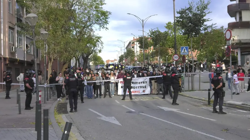 FOTOGRAFÍA. BARRIADA DE CAMPOAMOR DE SABADELL (BARCELONA) CATALUÑA (REINO DE ESPAÑA), 20 DE OCTUBRE DE 2025. Desde las puertas del IES de Campoamor, el diputado por Barcelona de VOX al Parlamento de Cataluña, Manuel Jesús Acosta Elías (Manuel Acosta), junto a los concejales de la Resistencia en el Ayuntamiento de Sabadell, la portavoz Nuria Alejandra Acacio Montesinos (Nuria Acacio), y César José Gil Abaurrea, ha advertido de que la implantación del Programa de lengua Árabe y Cultura Marroquí en la barriada de Campoamor y resto de Sabadell, como en el resto de la provincia de Barcelona, resto de la Comunidad Autónoma de Cataluña y resto del territorio nacional del Reino de España es simplemente "inconcebible". Lasvocesdelpueblo (Ñ Pueblo)