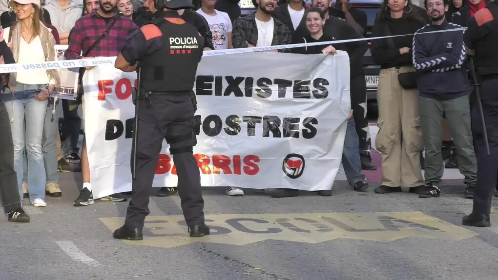 FOTOGRAFÍA. BARRIADA DE CAMPOAMOR DE SABADELL (BARCELONA) CATALUÑA (REINO DE ESPAÑA), 20 DE OCTUBRE DE 2025. Desde las puertas del IES de Campoamor, el diputado por Barcelona de VOX al Parlamento de Cataluña, Manuel Jesús Acosta Elías (Manuel Acosta), junto a los concejales de la Resistencia en el Ayuntamiento de Sabadell, la portavoz Nuria Alejandra Acacio Montesinos (Nuria Acacio), y César José Gil Abaurrea, ha advertido de que la implantación del Programa de lengua Árabe y Cultura Marroquí en la barriada de Campoamor y resto de Sabadell, como en el resto de la provincia de Barcelona, resto de la Comunidad Autónoma de Cataluña y resto del territorio nacional del Reino de España es simplemente "inconcebible". Lasvocesdelpueblo (Ñ Pueblo)