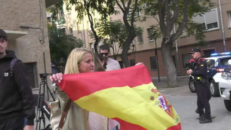 FOTOGRAFÍA. BARRIADA DE CAMPOAMOR DE SABADELL (BARCELONA) CATALUÑA (REINO DE ESPAÑA), 20 DE OCTUBRE DE 2025. Desde las puertas del IES de Campoamor, el diputado por Barcelona de VOX al Parlamento de Cataluña, Manuel Jesús Acosta Elías (Manuel Acosta), junto a los concejales de la Resistencia en el Ayuntamiento de Sabadell, la portavoz Nuria Alejandra Acacio Montesinos (Nuria Acacio), y César José Gil Abaurrea, ha advertido de que la implantación del Programa de lengua Árabe y Cultura Marroquí en la barriada de Campoamor y resto de Sabadell, como en el resto de la provincia de Barcelona, resto de la Comunidad Autónoma de Cataluña y resto del territorio nacional del Reino de España es simplemente "inconcebible". Lasvocesdelpueblo (Ñ Pueblo)