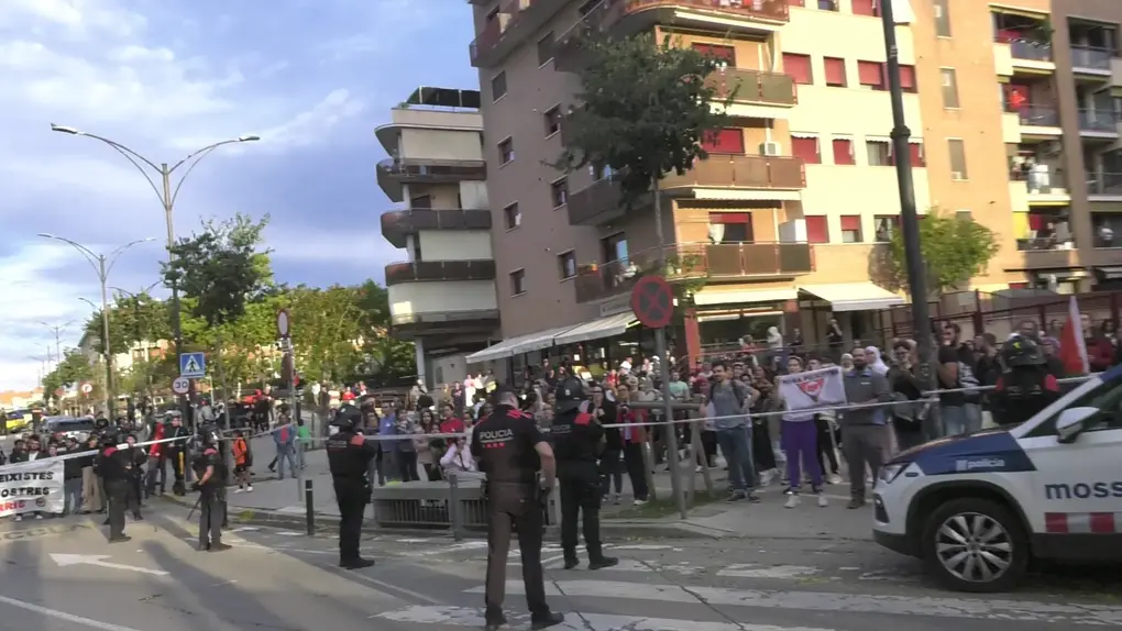 FOTOGRAFÍA. BARRIADA DE CAMPOAMOR DE SABADELL (BARCELONA) CATALUÑA (REINO DE ESPAÑA), 20 DE OCTUBRE DE 2025. Desde las puertas del IES de Campoamor, el diputado por Barcelona de VOX al Parlamento de Cataluña, Manuel Jesús Acosta Elías (Manuel Acosta), junto a los concejales de la Resistencia en el Ayuntamiento de Sabadell, la portavoz Nuria Alejandra Acacio Montesinos (Nuria Acacio), y César José Gil Abaurrea, ha advertido de que la implantación del Programa de lengua Árabe y Cultura Marroquí en la barriada de Campoamor y resto de Sabadell, como en el resto de la provincia de Barcelona, resto de la Comunidad Autónoma de Cataluña y resto del territorio nacional del Reino de España es simplemente "inconcebible". Lasvocesdelpueblo (Ñ Pueblo)