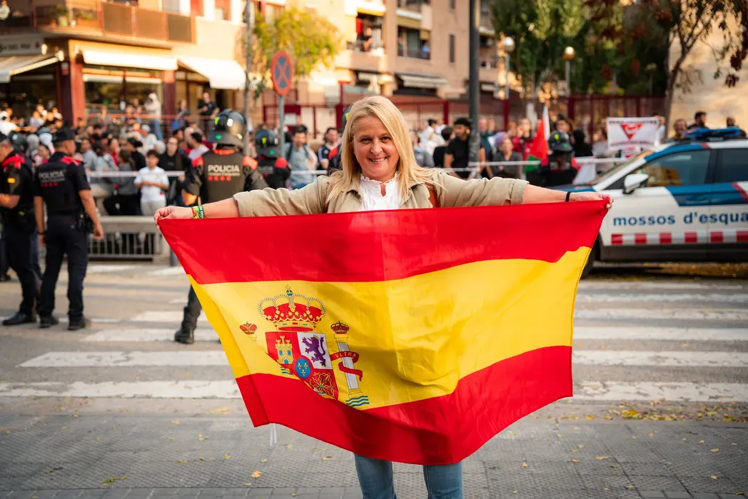 FOTOGRAFÍA. BARRIADA DE CAMPOAMOR DE SABADELL (BARCELONA) CATALUÑA (REINO DE ESPAÑA), 20 DE OCTUBRE DE 2025. Desde las puertas del IES de Campoamor, el diputado por Barcelona de VOX al Parlamento de Cataluña, Manuel Jesús Acosta Elías (Manuel Acosta), junto a los concejales de la Resistencia en el Ayuntamiento de Sabadell, la portavoz Nuria Alejandra Acacio Montesinos (Nuria Acacio), y César José Gil Abaurrea, ha advertido de que la implantación del Programa de lengua Árabe y Cultura Marroquí en la barriada de Campoamor y resto de Sabadell, como en el resto de la provincia de Barcelona, resto de la Comunidad Autónoma de Cataluña y resto del territorio nacional del Reino de España es simplemente "inconcebible". Lasvocesdelpueblo (Ñ Pueblo)