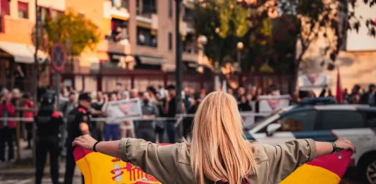 FOTOGRAFÍA. BARRIADA DE CAMPOAMOR DE SABADELL (BARCELONA) CATALUÑA (REINO DE ESPAÑA), 20 DE OCTUBRE DE 2025. Desde las puertas del IES de Campoamor, el diputado por Barcelona de VOX al Parlamento de Cataluña, Manuel Jesús Acosta Elías (Manuel Acosta), junto a los concejales de la Resistencia en el Ayuntamiento de Sabadell, la portavoz Nuria Alejandra Acacio Montesinos (Nuria Acacio), y César José Gil Abaurrea, ha advertido de que la implantación del Programa de lengua Árabe y Cultura Marroquí en la barriada de Campoamor y resto de Sabadell, como en el resto de la provincia de Barcelona, resto de la Comunidad Autónoma de Cataluña y resto del territorio nacional del Reino de España es simplemente "inconcebible". Lasvocesdelpueblo (Ñ Pueblo)