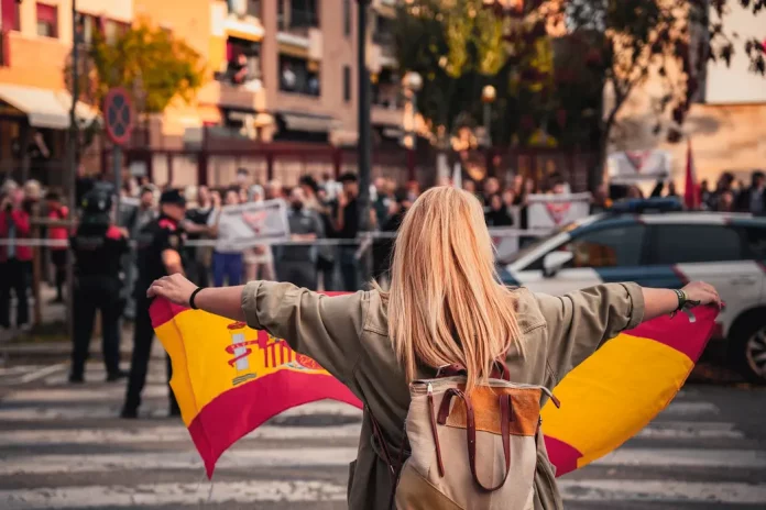 Tensión en Sabadell por rechazar VOX la «islamización y escuela en árabe»,Nuria Alejandra Acacio Montesinos (Nuria Acacio), César José Gil Abaurrea, Manuel Jesús Acosta Elías (Manuel Acosta) (2) FOTOGRAFÍA. BARRIADA DE CAMPOAMOR DE SABADELL (BARCELONA) CATALUÑA (REINO DE ESPAÑA), 20 DE OCTUBRE DE 2025. Desde las puertas del IES de Campoamor, el diputado por Barcelona de VOX al Parlamento de Cataluña, Manuel Jesús Acosta Elías (Manuel Acosta), junto a los concejales de la Resistencia en el Ayuntamiento de Sabadell, la portavoz Nuria Alejandra Acacio Montesinos (Nuria Acacio), y César José Gil Abaurrea, ha advertido de que la implantación del Programa de lengua Árabe y Cultura Marroquí en la barriada de Campoamor y resto de Sabadell, como en el resto de la provincia de Barcelona, resto de la Comunidad Autónoma de Cataluña y resto del territorio nacional del Reino de España es simplemente "inconcebible". Lasvocesdelpueblo (Ñ Pueblo)