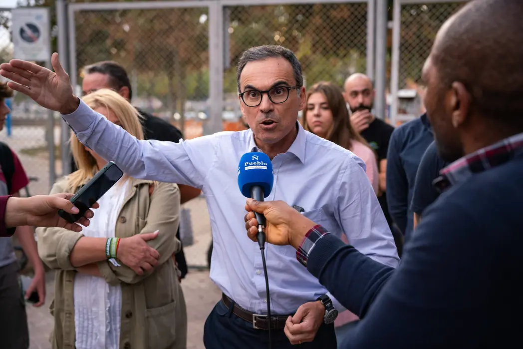 FOTOGRAFÍA. BARRIADA DE CAMPOAMOR DE SABADELL (BARCELONA) CATALUÑA (REINO DE ESPAÑA), 20 DE OCTUBRE DE 2025. Desde las puertas del IES de Campoamor, el diputado por Barcelona de VOX al Parlamento de Cataluña, Manuel Jesús Acosta Elías (Manuel Acosta), junto a los concejales de la Resistencia en el Ayuntamiento de Sabadell, la portavoz Nuria Alejandra Acacio Montesinos (Nuria Acacio), y César José Gil Abaurrea, ha advertido de que la implantación del Programa de lengua Árabe y Cultura Marroquí en la barriada de Campoamor y resto de Sabadell, como en el resto de la provincia de Barcelona, resto de la Comunidad Autónoma de Cataluña y resto del territorio nacional del Reino de España es simplemente "inconcebible". Lasvocesdelpueblo (Ñ Pueblo)
