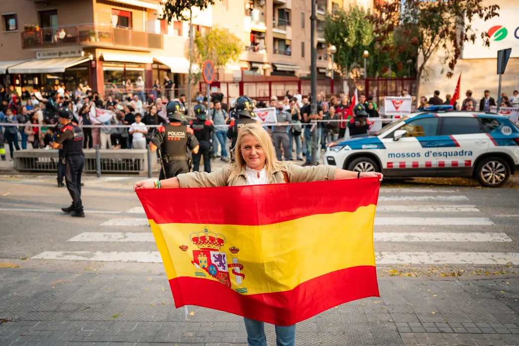 FOTOGRAFÍA. BARRIADA DE CAMPOAMOR DE SABADELL (BARCELONA) CATALUÑA (REINO DE ESPAÑA), 20 DE OCTUBRE DE 2025. Desde las puertas del IES de Campoamor, el diputado por Barcelona de VOX al Parlamento de Cataluña, Manuel Jesús Acosta Elías (Manuel Acosta), junto a los concejales de la Resistencia en el Ayuntamiento de Sabadell, la portavoz Nuria Alejandra Acacio Montesinos (Nuria Acacio), y César José Gil Abaurrea, ha advertido de que la implantación del Programa de lengua Árabe y Cultura Marroquí en la barriada de Campoamor y resto de Sabadell, como en el resto de la provincia de Barcelona, resto de la Comunidad Autónoma de Cataluña y resto del territorio nacional del Reino de España es simplemente "inconcebible". Lasvocesdelpueblo (Ñ Pueblo)
