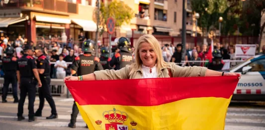 FOTOGRAFÍA. BARRIADA DE CAMPOAMOR DE SABADELL (BARCELONA) CATALUÑA (REINO DE ESPAÑA), 20 DE OCTUBRE DE 2025. Desde las puertas del IES de Campoamor, el diputado por Barcelona de VOX al Parlamento de Cataluña, Manuel Jesús Acosta Elías (Manuel Acosta), junto a los concejales de la Resistencia en el Ayuntamiento de Sabadell, la portavoz Nuria Alejandra Acacio Montesinos (Nuria Acacio), y César José Gil Abaurrea, ha advertido de que la implantación del Programa de lengua Árabe y Cultura Marroquí en la barriada de Campoamor y resto de Sabadell, como en el resto de la provincia de Barcelona, resto de la Comunidad Autónoma de Cataluña y resto del territorio nacional del Reino de España es simplemente "inconcebible". Lasvocesdelpueblo (Ñ Pueblo)