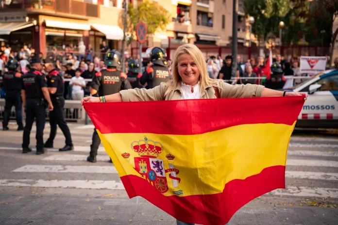 Tensión en Sabadell por rechazar VOX la «islamización y escuela en árabe»,Nuria Alejandra Acacio Montesinos (Nuria Acacio), César José Gil Abaurrea, Manuel Jesús Acosta Elías (Manuel Acosta) (5) FOTOGRAFÍA. BARRIADA DE CAMPOAMOR DE SABADELL (BARCELONA) CATALUÑA (REINO DE ESPAÑA), 20 DE OCTUBRE DE 2025. Desde las puertas del IES de Campoamor, el diputado por Barcelona de VOX al Parlamento de Cataluña, Manuel Jesús Acosta Elías (Manuel Acosta), junto a los concejales de la Resistencia en el Ayuntamiento de Sabadell, la portavoz Nuria Alejandra Acacio Montesinos (Nuria Acacio), y César José Gil Abaurrea, ha advertido de que la implantación del Programa de lengua Árabe y Cultura Marroquí en la barriada de Campoamor y resto de Sabadell, como en el resto de la provincia de Barcelona, resto de la Comunidad Autónoma de Cataluña y resto del territorio nacional del Reino de España es simplemente "inconcebible". Lasvocesdelpueblo (Ñ Pueblo)