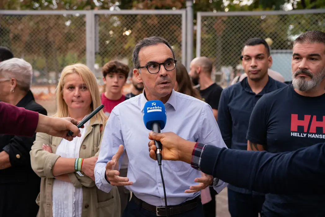 FOTOGRAFÍA. BARRIADA DE CAMPOAMOR DE SABADELL (BARCELONA) CATALUÑA (REINO DE ESPAÑA), 20 DE OCTUBRE DE 2025. Desde las puertas del IES de Campoamor, el diputado por Barcelona de VOX al Parlamento de Cataluña, Manuel Jesús Acosta Elías (Manuel Acosta), junto a los concejales de la Resistencia en el Ayuntamiento de Sabadell, la portavoz Nuria Alejandra Acacio Montesinos (Nuria Acacio), y César José Gil Abaurrea, ha advertido de que la implantación del Programa de lengua Árabe y Cultura Marroquí en la barriada de Campoamor y resto de Sabadell, como en el resto de la provincia de Barcelona, resto de la Comunidad Autónoma de Cataluña y resto del territorio nacional del Reino de España es simplemente "inconcebible". Lasvocesdelpueblo (Ñ Pueblo)