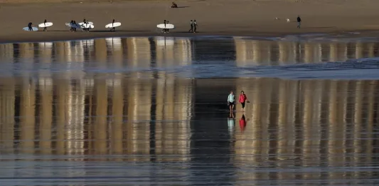 FOTOGRAFÍA. SAN SEBASTIÁN (LAS VASCONGADAS) REINO DE ESPAÑA, 29 DE ABRIL DE 2025. Unas mujeres pasean por la orilla de la playa de la Zurriola de San Sebastián este lunes. Efe