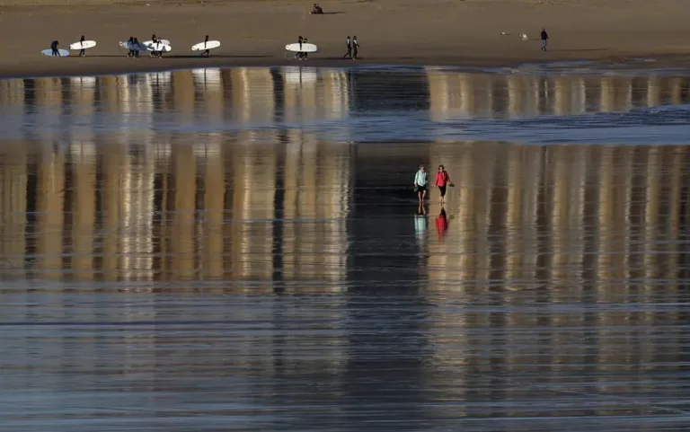 FOTOGRAFÍA. SAN SEBASTIÁN (LAS VASCONGADAS) REINO DE ESPAÑA, 29 DE ABRIL DE 2025. Unas mujeres pasean por la orilla de la playa de la Zurriola de San Sebastián este lunes. Efe