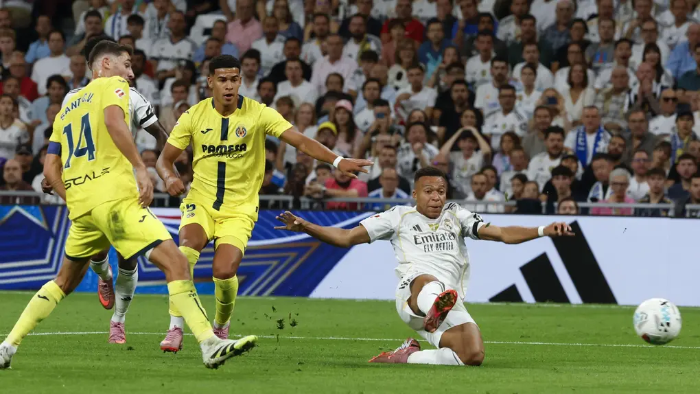 FOTOGRAFÍA. MADRID (REINO DE ESPAÑA), 05 DE OCTUBRE DE 2025. El delantero del Real Madrid Kylian Mbappé (d) juega un balón ante dos jugadores del Villarreal, durante el partido de LaLiga de fútbol que Real Madrid y Villarreal disputan en el estadio Santiago Bernabéu. Efe