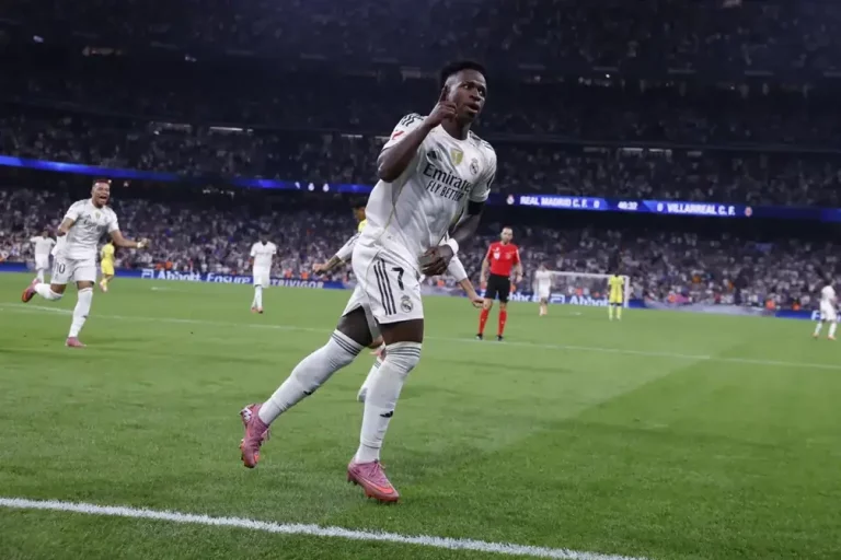 FOTOGRAFÍA. MADRID (REINO DE ESPAÑA), 05 DE OCTUBRE DE 2025. El delantero del Real Madrid Vinicius Jr celebra su gol contra el Villarreal, durante el partido de la jornada 8 de LaLiga EA Sports que Real Madrid y Villarreal disputaron en el estadio Santiago Bernabéu. Efe
