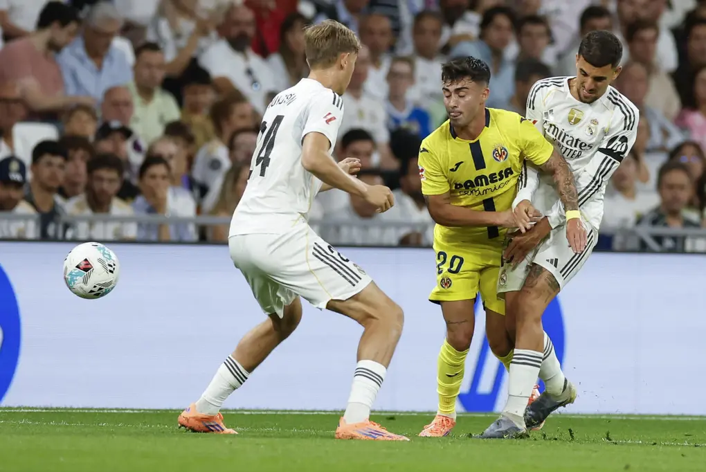 FOTOGRAFÍA. MADRID (REINO DE ESPAÑA), 05 DE OCTUBRE DE 2025. El delantero del Villarreal Alberto Moleiro, y el defensa del Real Madrid Dean Huijsen, durante el partido de la jornada 8 de LaLiga EA Sports que Real Madrid y Villarreal disputan en el estadio Santiago Bernabéu. Efe