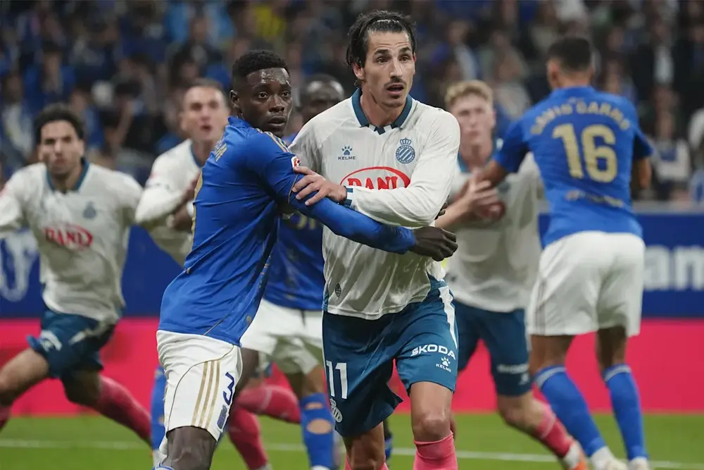 FOTOGRAFÍA. OVIEDO (ASTURIAS) REINO DE ESPAÑA, 17 DE OCTUBRE DE 2025. Los goles de la segunda parte anotados por Kike García y Pere Milla en el Estadio Nuevo Carlos Tartiere dieron el triunfo por 0-2 al Espanyol, que cortó una racha de cuatro partidos seguidos sin ganar y amargó el estreno en el banquillo de Luis Carrión como entrenador del Oviedo en la novena jornada de LaLiga EA Sports. Efe