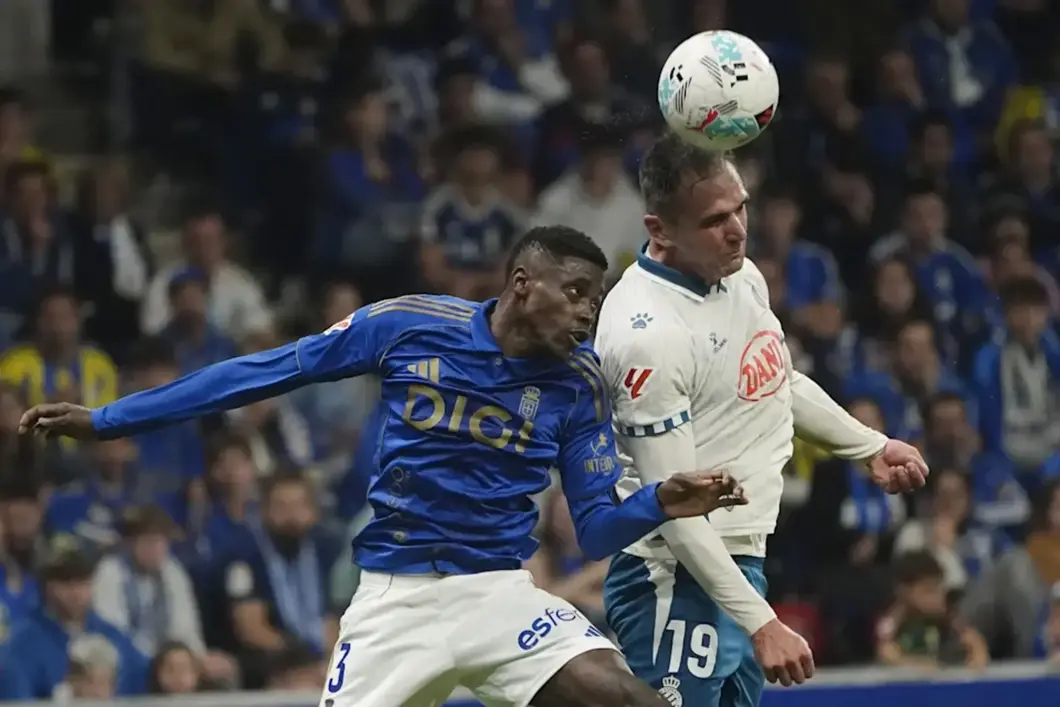 FOTOGRAFÍA. OVIEDO (ASTURIAS) REINO DE ESPAÑA, 17 DE OCTUBRE DE 2025. El defensa nigeriano del Real Oviedo Abdel Alhassane (i) lucha con Kike García, del Espanyol, durante el partido de la novena jornada de la LaLiga que Real Oviedo y RCD Espanyol disputan este viernes en el estadio Carlos Tartiere, en Oviedo. Efe