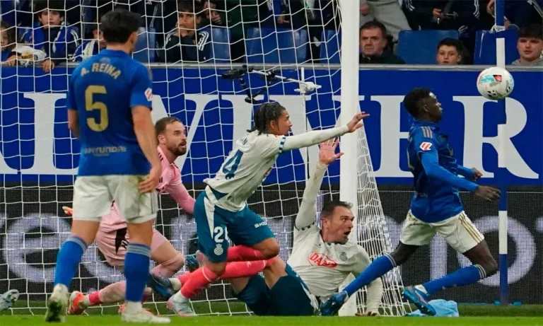 FOTOGRAFÍA. OVIEDO (ASTURIAS) REINO DE ESPAÑA, 17 DE OCTUBRE DE 2025. Los goles de la segunda parte anotados por Kike García y Pere Milla en el Estadio Nuevo Carlos Tartiere dieron el triunfo por 0-2 al Espanyol, que cortó una racha de cuatro partidos seguidos sin ganar y amargó el estreno en el banquillo de Luis Carrión como entrenador del Oviedo en la novena jornada de LaLiga EA Sports. Efe
