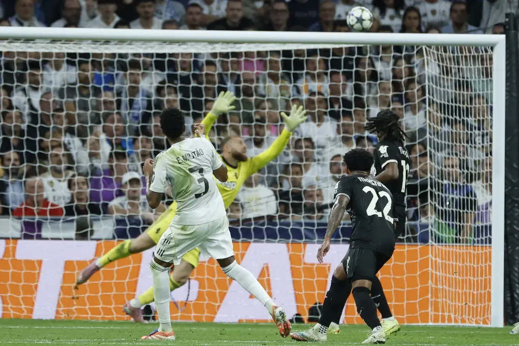 FOTOGRAFÍA. MADRID (REINO DE ESPAÑA), 22 DE OCTUBRE DE 2025. El defensa brasileño del Real Madrid Éder Militão (i) dispara a puerta este miércoles, durante el partido de la jornada 3 de la Liga de Campeones UEFA, entre el Real Madrid y la Juventus, en el estadio Santiago Bernabéu de Madrid. Efe