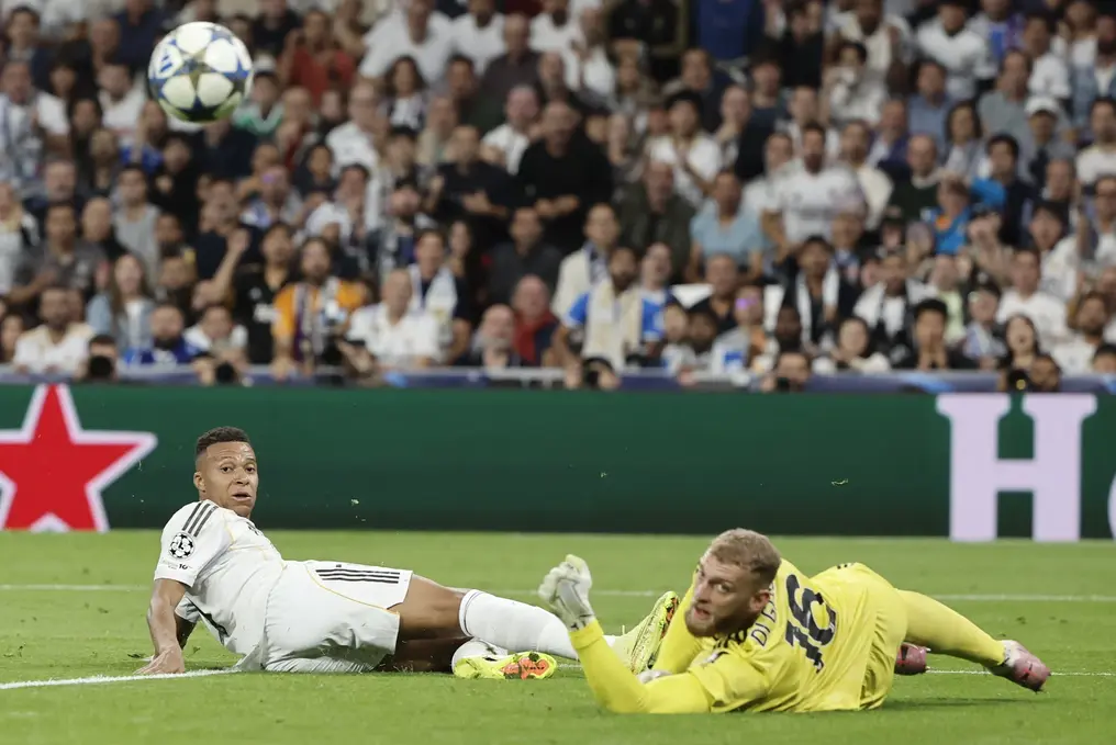 FOTOGRAFÍA. MADRID (REINO DE ESPAÑA), 22 DE OCTUBRE DE 2025. El delantero francés del Real Madrid Kylian Mbappé (izda) en acción ante el portero de la Juventus Michele Di Gregorio durante el partido de la jornada 3 de la Liga de Campeones UEFA, entre el Real Madrid y la Juventus, en el estadio Santiago Bernabéu de Madrid. Efe