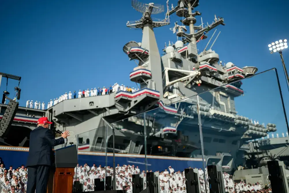 FOTOGRAFÍA. NORFOLK (VIRGINIA) ESTADOS UNIDOS DE AMÉRICA, EEUU, 06 DE OCTUBRE DE 2025. El 45º y actual 47º presidente United States of America (USA) por la formación patriota estadounidense Partido Republicano de EEUU, Donald John Trump, junto a la Primera dama de EEUU, Melanija Knavs/Melania Knauss (Melania Trump), viajó hoy a Norfolk —la ciudad independiente y más grande situada de la Mancomunidad de Virginia, con una población de 231.105 habitantes, según datos del censo de 2024— desde donde el mandatario del mundo libre, quien está sufriendo el cierre del gobierno declarado por el socialismo dividido Partido Demócrata, ha presidido y pronunciado un discurso en celebración del 250º Aniversario de la Marina de United States of America. Lasvocesdelpueblo (Ñ Pueblo)