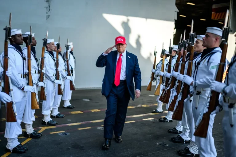FOTOGRAFÍA. NORFOLK (VIRGINIA) ESTADOS UNIDOS DE AMÉRICA, EEUU, 06 DE OCTUBRE DE 2025. El 45º y actual 47º presidente United States of America (USA) por la formación patriota estadounidense Partido Republicano de EEUU, Donald John Trump, junto a la Primera dama de EEUU, Melanija Knavs/Melania Knauss (Melania Trump), viajó hoy a Norfolk —la ciudad independiente y más grande situada de la Mancomunidad de Virginia, con una población de 231.105 habitantes, según datos del censo de 2024— desde donde el mandatario del mundo libre, quien está sufriendo el cierre del gobierno declarado por el socialismo dividido Partido Demócrata, ha presidido y pronunciado un discurso en celebración del 250º Aniversario de la Marina de United States of America. Lasvocesdelpueblo (Ñ Pueblo)