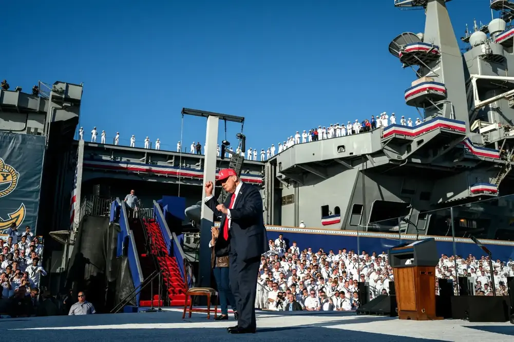 FOTOGRAFÍA. NORFOLK (VIRGINIA) ESTADOS UNIDOS DE AMÉRICA, EEUU, 06 DE OCTUBRE DE 2025. El 45º y actual 47º presidente United States of America (USA) por la formación patriota estadounidense Partido Republicano de EEUU, Donald John Trump, junto a la Primera dama de EEUU, Melanija Knavs/Melania Knauss (Melania Trump), viajó hoy a Norfolk —la ciudad independiente y más grande situada de la Mancomunidad de Virginia, con una población de 231.105 habitantes, según datos del censo de 2024— desde donde el mandatario del mundo libre, quien está sufriendo el cierre del gobierno declarado por el socialismo dividido Partido Demócrata, ha presidido y pronunciado un discurso en celebración del 250º Aniversario de la Marina de United States of America. Lasvocesdelpueblo (Ñ Pueblo)
