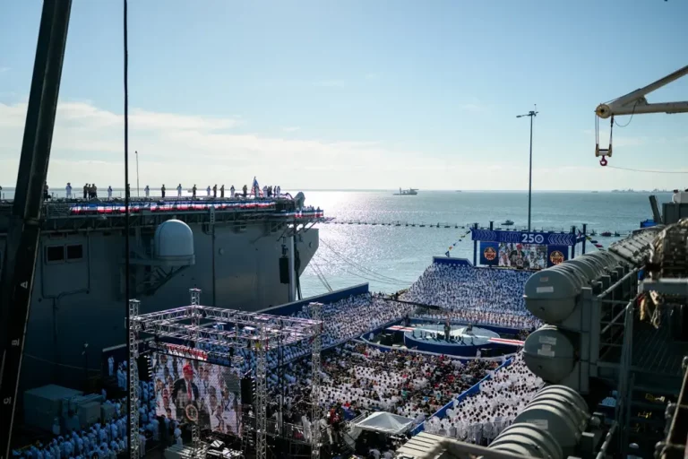 FOTOGRAFÍA. NORFOLK (VIRGINIA) ESTADOS UNIDOS DE AMÉRICA, EEUU, 06 DE OCTUBRE DE 2025. El 45º y actual 47º presidente United States of America (USA) por la formación patriota estadounidense Partido Republicano de EEUU, Donald John Trump, junto a la Primera dama de EEUU, Melanija Knavs/Melania Knauss (Melania Trump), viajó hoy a Norfolk —la ciudad independiente y más grande situada de la Mancomunidad de Virginia, con una población de 231.105 habitantes, según datos del censo de 2024— desde donde el mandatario del mundo libre, quien está sufriendo el cierre del gobierno declarado por el socialismo dividido Partido Demócrata, ha presidido y pronunciado un discurso en celebración del 250º Aniversario de la Marina de United States of America. Lasvocesdelpueblo (Ñ Pueblo)
