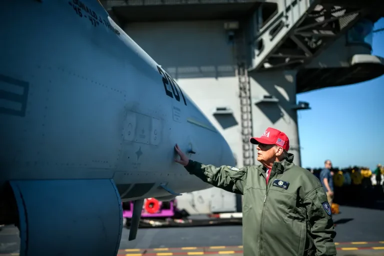 FOTOGRAFÍA. NORFOLK (VIRGINIA) ESTADOS UNIDOS DE AMÉRICA, EEUU, 06 DE OCTUBRE DE 2025. El 45º y actual 47º presidente United States of America (USA) por la formación patriota estadounidense Partido Republicano de EEUU, Donald John Trump, junto a la Primera dama de EEUU, Melanija Knavs/Melania Knauss (Melania Trump), viajó hoy a Norfolk —la ciudad independiente y más grande situada de la Mancomunidad de Virginia, con una población de 231.105 habitantes, según datos del censo de 2024— desde donde el mandatario del mundo libre, quien está sufriendo el cierre del gobierno declarado por el socialismo dividido Partido Demócrata, ha presidido y pronunciado un discurso en celebración del 250º Aniversario de la Marina de United States of America. Lasvocesdelpueblo (Ñ Pueblo)
