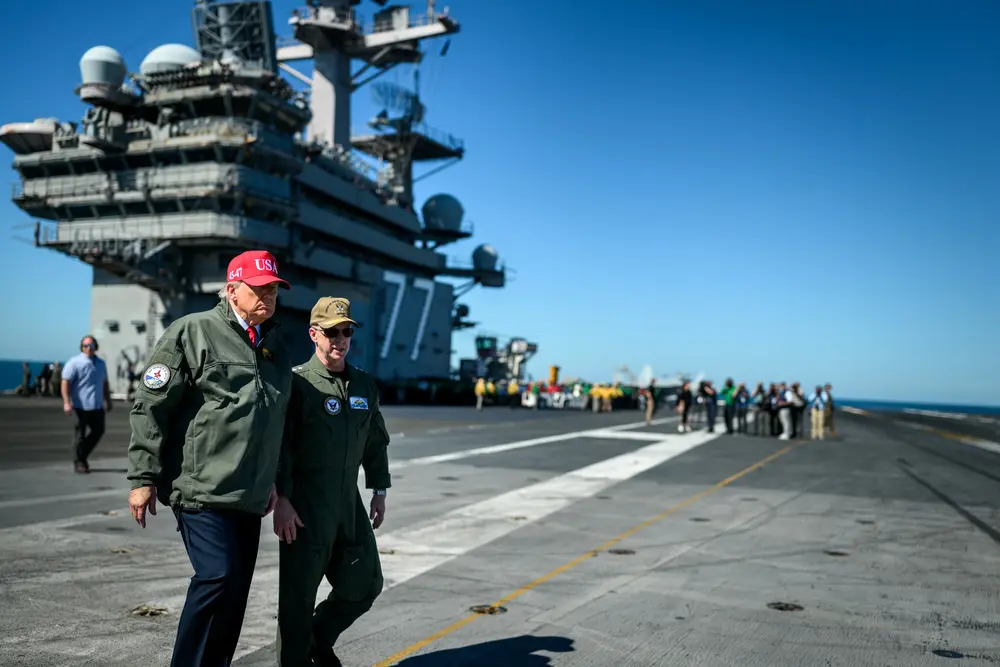 FOTOGRAFÍA. NORFOLK (VIRGINIA) ESTADOS UNIDOS DE AMÉRICA, EEUU, 06 DE OCTUBRE DE 2025. El 45º y actual 47º presidente United States of America (USA) por la formación patriota estadounidense Partido Republicano de EEUU, Donald John Trump, junto a la Primera dama de EEUU, Melanija Knavs/Melania Knauss (Melania Trump), viajó hoy a Norfolk —la ciudad independiente y más grande situada de la Mancomunidad de Virginia, con una población de 231.105 habitantes, según datos del censo de 2024— desde donde el mandatario del mundo libre, quien está sufriendo el cierre del gobierno declarado por el socialismo dividido Partido Demócrata, ha presidido y pronunciado un discurso en celebración del 250º Aniversario de la Marina de United States of America. Lasvocesdelpueblo (Ñ Pueblo)