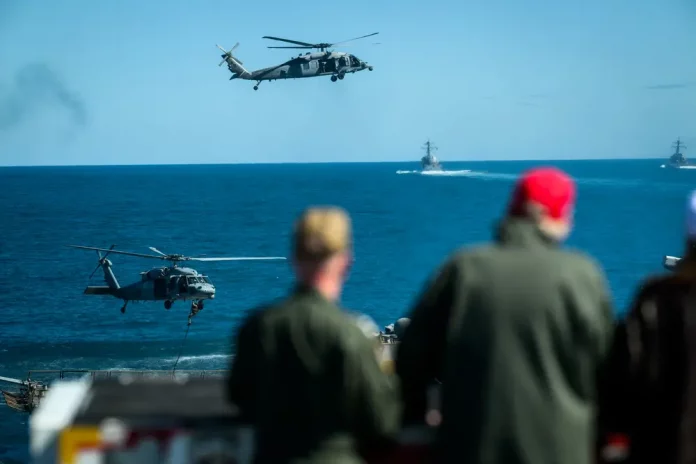 Trump preside el Aniversario de la Marina de EEUU en Norfolk (Virginia), Donald John Trump (7) FOTOGRAFÍA. NORFOLK (VIRGINIA) ESTADOS UNIDOS DE AMÉRICA, EEUU, 06 DE OCTUBRE DE 2025. El 45º y actual 47º presidente United States of America (USA) por la formación patriota estadounidense Partido Republicano de EEUU, Donald John Trump, junto a la Primera dama de EEUU, Melanija Knavs/Melania Knauss (Melania Trump), viajó hoy a Norfolk —la ciudad independiente y más grande situada de la Mancomunidad de Virginia, con una población de 231.105 habitantes, según datos del censo de 2024— desde donde el mandatario del mundo libre, quien está sufriendo el cierre del gobierno declarado por el socialismo dividido Partido Demócrata, ha presidido y pronunciado un discurso en celebración del 250º Aniversario de la Marina de United States of America. Lasvocesdelpueblo (Ñ Pueblo)