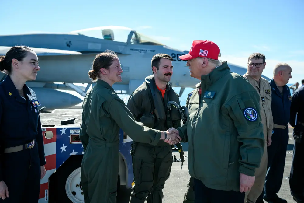 FOTOGRAFÍA. NORFOLK (VIRGINIA) ESTADOS UNIDOS DE AMÉRICA, EEUU, 06 DE OCTUBRE DE 2025. El 45º y actual 47º presidente United States of America (USA) por la formación patriota estadounidense Partido Republicano de EEUU, Donald John Trump, junto a la Primera dama de EEUU, Melanija Knavs/Melania Knauss (Melania Trump), viajó hoy a Norfolk —la ciudad independiente y más grande situada de la Mancomunidad de Virginia, con una población de 231.105 habitantes, según datos del censo de 2024— desde donde el mandatario del mundo libre, quien está sufriendo el cierre del gobierno declarado por el socialismo dividido Partido Demócrata, ha presidido y pronunciado un discurso en celebración del 250º Aniversario de la Marina de United States of America. Lasvocesdelpueblo (Ñ Pueblo)