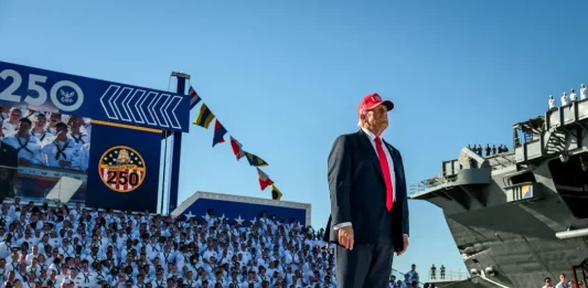 FOTOGRAFÍA. NORFOLK (VIRGINIA) ESTADOS UNIDOS DE AMÉRICA, EEUU, 06 DE OCTUBRE DE 2025. El 45º y actual 47º presidente United States of America (USA) por la formación patriota estadounidense Partido Republicano de EEUU, Donald John Trump, junto a la Primera dama de EEUU, Melanija Knavs/Melania Knauss (Melania Trump), viajó hoy a Norfolk —la ciudad independiente y más grande situada de la Mancomunidad de Virginia, con una población de 231.105 habitantes, según datos del censo de 2024— desde donde el mandatario del mundo libre, quien está sufriendo el cierre del gobierno declarado por el socialismo dividido Partido Demócrata, ha presidido y pronunciado un discurso en celebración del 250º Aniversario de la Marina de United States of America. Lasvocesdelpueblo (Ñ Pueblo)