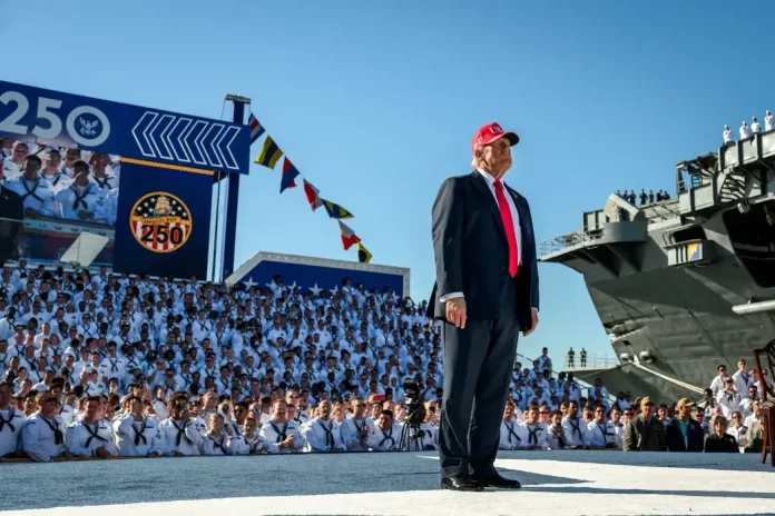 Trump preside el Aniversario de la Marina de EEUU en Norfolk (Virginia), Donald John Trump (9) FOTOGRAFÍA. NORFOLK (VIRGINIA) ESTADOS UNIDOS DE AMÉRICA, EEUU, 06 DE OCTUBRE DE 2025. El 45º y actual 47º presidente United States of America (USA) por la formación patriota estadounidense Partido Republicano de EEUU, Donald John Trump, junto a la Primera dama de EEUU, Melanija Knavs/Melania Knauss (Melania Trump), viajó hoy a Norfolk —la ciudad independiente y más grande situada de la Mancomunidad de Virginia, con una población de 231.105 habitantes, según datos del censo de 2024— desde donde el mandatario del mundo libre, quien está sufriendo el cierre del gobierno declarado por el socialismo dividido Partido Demócrata, ha presidido y pronunciado un discurso en celebración del 250º Aniversario de la Marina de United States of America. Lasvocesdelpueblo (Ñ Pueblo)