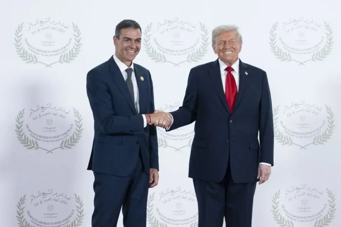 Trump, «¿España ¿Dónde está», Trump y Pedro Sánchez (1) FOTOGRAFÍA. SHARM EL SHEIJ (EGIPTO), 13 DE OCTUBRE DE 2025. El presidente del Gobierno de España y secretario general del Partido Socialista, Pedro Sánchez Pérez-Castejón (i); posa junto al presidente de los Estados Unidos de América (EEUU), Donald John Trump; durante la ceremonia de firma del Plan de Paz para Oriente Próximo, en Sharm El-Sheij (Egipto), este lunes. Trump afirmó este lunes desde la ciudad egipcia de Sharm el Sheij que "por fin tenemos paz en Oriente Medio", tras la firma, junto a sus homólogos egipcio, catarí y turco, del acuerdo que pone fin a la guerra en Gaza tras más de dos años. Efe