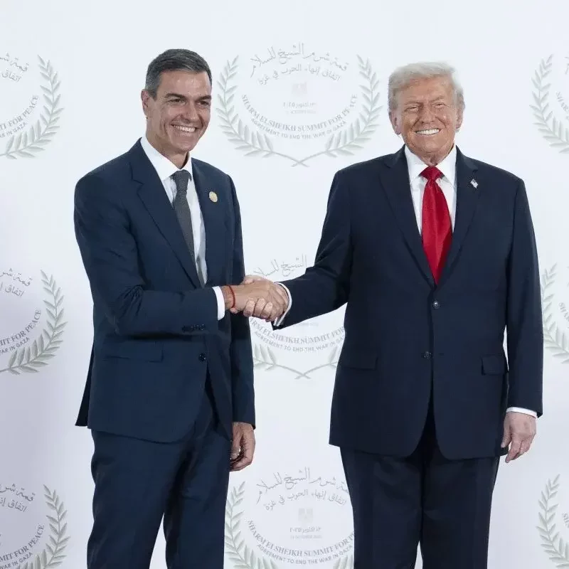 Trump: «¿España? ¿Dónde está?» FOTOGRAFÍA. SHARM EL SHEIJ (EGIPTO), 13 DE OCTUBRE DE 2025. El presidente del Gobierno de España y secretario general del Partido Socialista, Pedro Sánchez Pérez-Castejón (i); posa junto al presidente de los Estados Unidos de América (EEUU), Donald John Trump; durante la ceremonia de firma del Plan de Paz para Oriente Próximo, en Sharm El-Sheij (Egipto), este lunes. Trump afirmó este lunes desde la ciudad egipcia de Sharm el Sheij que "por fin tenemos paz en Oriente Medio", tras la firma, junto a sus homólogos egipcio, catarí y turco, del acuerdo que pone fin a la guerra en Gaza tras más de dos años. Efe