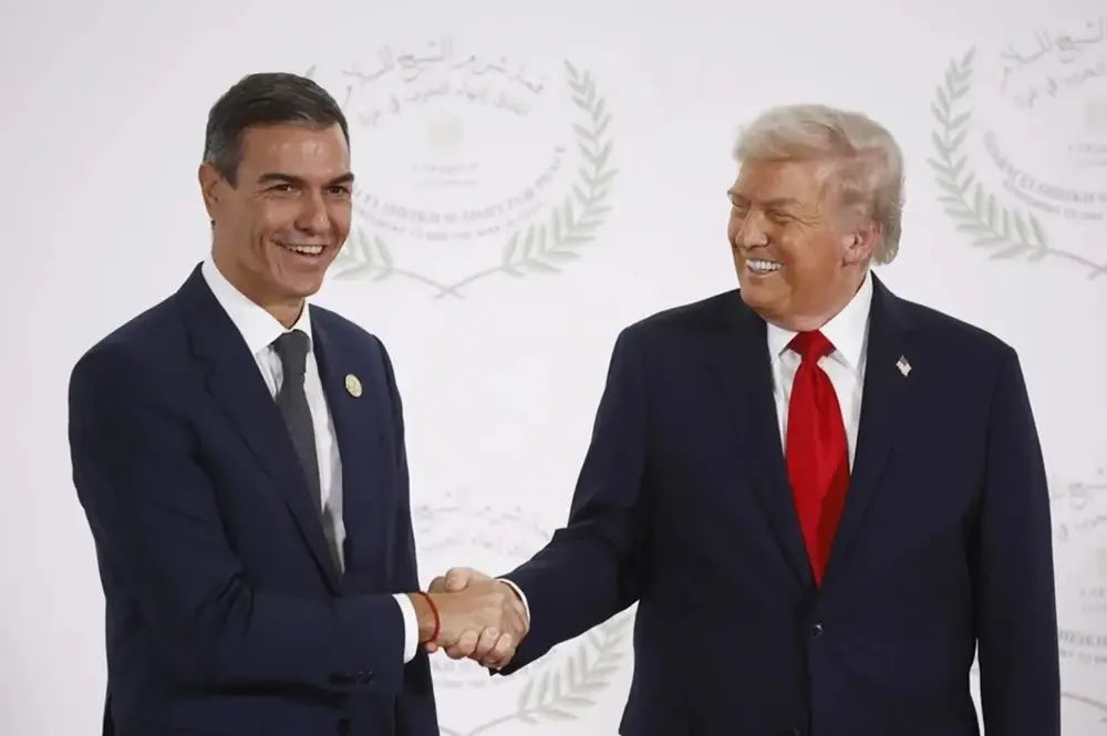 FOTOGRAFÍA. SHARM EL SHEIJ (EGIPTO), 13 DE OCTUBRE DE 2025. El presidente del Gobierno de España y secretario general del Partido Socialista, Pedro Sánchez Pérez-Castejón (i); posa junto al presidente de los Estados Unidos de América (EEUU), Donald John Trump; durante la ceremonia de firma del Plan de Paz para Oriente Próximo, en Sharm El-Sheij (Egipto), este lunes. Trump afirmó este lunes desde la ciudad egipcia de Sharm el Sheij que "por fin tenemos paz en Oriente Medio", tras la firma, junto a sus homólogos egipcio, catarí y turco, del acuerdo que pone fin a la guerra en Gaza tras más de dos años. Efe