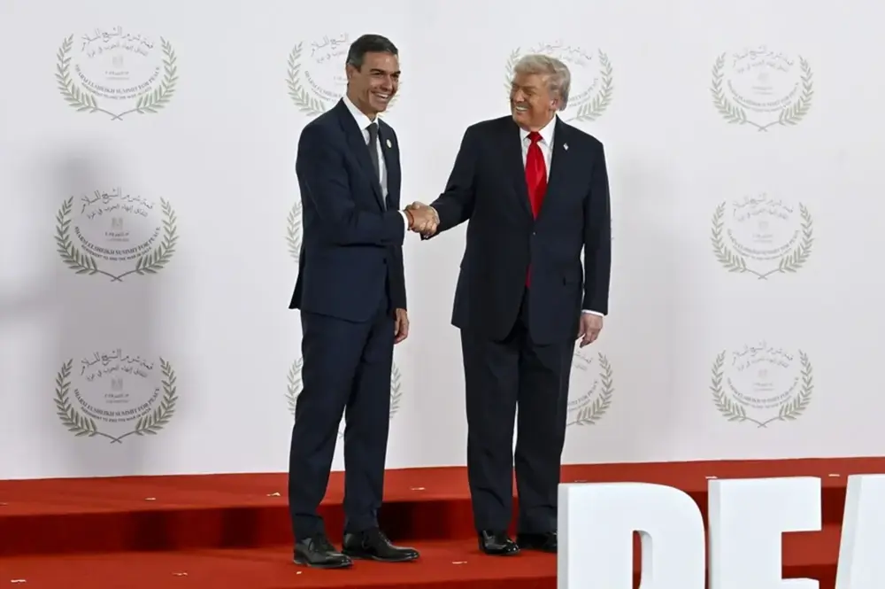 FOTOGRAFÍA. SHARM EL SHEIJ (EGIPTO), 13 DE OCTUBRE DE 2025. El presidente del Gobierno de España y secretario general del Partido Socialista, Pedro Sánchez Pérez-Castejón (i); posa junto al presidente de los Estados Unidos de América (EEUU), Donald John Trump; durante la ceremonia de firma del Plan de Paz para Oriente Próximo, en Sharm El-Sheij (Egipto), este lunes. Trump afirmó este lunes desde la ciudad egipcia de Sharm el Sheij que "por fin tenemos paz en Oriente Medio", tras la firma, junto a sus homólogos egipcio, catarí y turco, del acuerdo que pone fin a la guerra en Gaza tras más de dos años. Efe