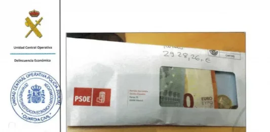 FOTOGRAFÍA. MADRID (REINO DE ESPAÑA), 03 DE OCTUBRE DE 2025. La Unidad Central Operativa de la Guardia Civil (UCO), que investiga MAFIA DEL PARTIDO SOCIALISTA (PSOE) - CASO KOLDO, ha dado con las fotos de sobres llenos de billetes con el membrete del Partido Socialista (PSOE). El exministro de Transportes del Gobierno de España titular de Pedro Sánchez Pérez-Castejón y exsecretario general del PSOE, José Lluís Ábalos Meco; movió al menos "95.437 euros sin justificación bancaria para su familia y sus novias". «Ya tengo el sobre de Ferraz» (sede nacional del PSOE en calle Ferraz, 70, de Madrid). Patricia Úriz, expareja del asesor de Ábalos y amigo del preso secretario de organización de PSOE hasta su detención Santos Cerdán León, Koldo García Izaguirre, entonces ayudante del ministro de Transportes José Luis Ábalos Meco, se dirigía así en septiembre del 2018 a su entonces marido en un cruce de mensajes destapado en un nuevo informe de UCO ante el Tribunal Supremo. La investigación de la UCO refleja además multitud de ingresos en efectivo en la cuenta bancaria del exjefe de Organización del PSOE, José Luís Ábalos. Según el informe patrimonial de la UCO sobre Ábalos, el exdirigente del PSOE y su socio Koldo recibieron pagos en «sobres» y «sin respaldo documental» procedentes del PSOE. En aquella conversación, Úriz le indicó a Koldo, respecto al sobre de Ferraz, que «te lo llevo en el coche a Balbina y te lo dejo allí». «El sobre de Víctor [en referencia al empresario corrupto del Caso Koldo, Víctor Manuel Acosta Hernández (Víctor Acosta)] a mi mesa y el de Ferraz a la mesa del ministro», la respondió Koldo. 
