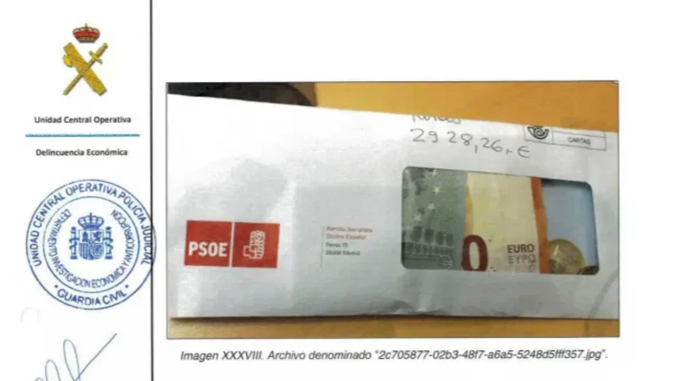FOTOGRAFÍA. MADRID (REINO DE ESPAÑA), 03 DE OCTUBRE DE 2025. La Unidad Central Operativa de la Guardia Civil (UCO), que investiga MAFIA DEL PARTIDO SOCIALISTA (PSOE) - CASO KOLDO, ha dado con las fotos de sobres llenos de billetes con el membrete del Partido Socialista (PSOE). El exministro de Transportes del Gobierno de España titular de Pedro Sánchez Pérez-Castejón y exsecretario general del PSOE, José Lluís Ábalos Meco; movió al menos "95.437 euros sin justificación bancaria para su familia y sus novias". «Ya tengo el sobre de Ferraz» (sede nacional del PSOE en calle Ferraz, 70, de Madrid). Patricia Úriz, expareja del asesor de Ábalos y amigo del preso secretario de organización de PSOE hasta su detención Santos Cerdán León, Koldo García Izaguirre, entonces ayudante del ministro de Transportes José Luis Ábalos Meco, se dirigía así en septiembre del 2018 a su entonces marido en un cruce de mensajes destapado en un nuevo informe de UCO ante el Tribunal Supremo. La investigación de la UCO refleja además multitud de ingresos en efectivo en la cuenta bancaria del exjefe de Organización del PSOE, José Luís Ábalos. Según el informe patrimonial de la UCO sobre Ábalos, el exdirigente del PSOE y su socio Koldo recibieron pagos en «sobres» y «sin respaldo documental» procedentes del PSOE. En aquella conversación, Úriz le indicó a Koldo, respecto al sobre de Ferraz, que «te lo llevo en el coche a Balbina y te lo dejo allí». «El sobre de Víctor [en referencia al empresario corrupto del Caso Koldo, Víctor Manuel Acosta Hernández (Víctor Acosta)] a mi mesa y el de Ferraz a la mesa del ministro», la respondió Koldo. 