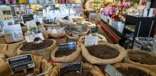 FOTOGRAFÍA. MUNDO, 19 DE MARZO DE 2025. Detalle de sacos de café, cuyo precio se ha disparado en los últimos meses. Efe