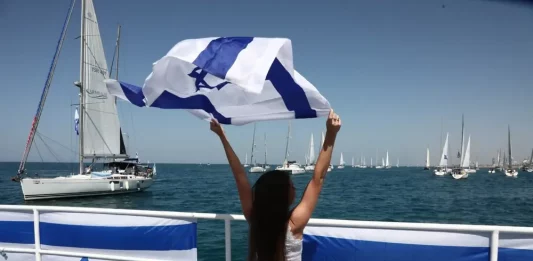 FOTOGRAFÑÍA. TEL AVIV (ISRAEL), 03 DE OCTUBRE DE 2025. Una Flotilla de la paz zarpa del puerto de Tel Aviv en solidaridad con los 48 rehenes israelíes en mano de los asesinos islamofascistas de Hamás ISIS en el cautiverio de califato islamista de Gaza. La iniciativa de un ex-rehén de la Kristallnacht de pasado sábado, 7 de octubre de 2023, inicia su camino de paz. Lasvocesdelpueblo (Ñ Pueblo)