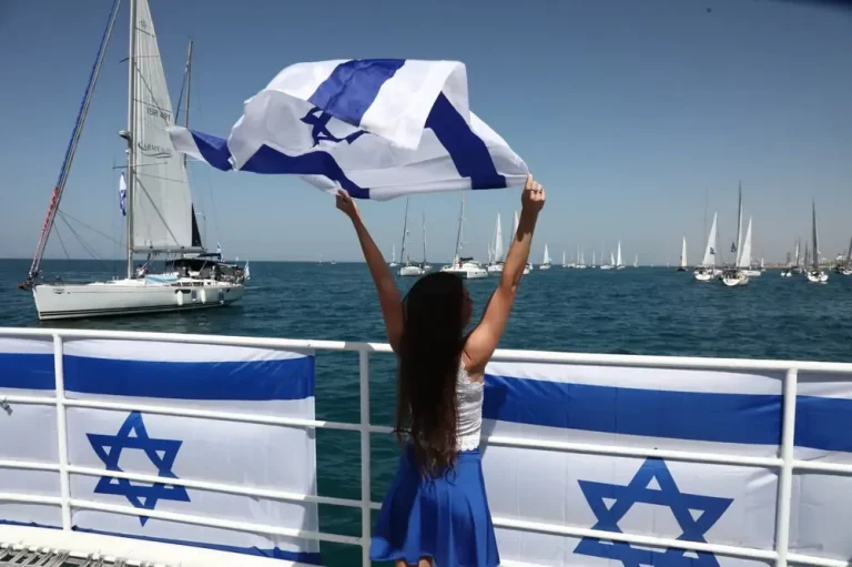 FOTOGRAFÑÍA. TEL AVIV (ISRAEL), 03 DE OCTUBRE DE 2025. Una Flotilla de la paz zarpa del puerto de Tel Aviv en solidaridad con los 48 rehenes israelíes en mano de los asesinos islamofascistas de Hamás ISIS en el cautiverio de califato islamista de Gaza. La iniciativa de un ex-rehén de la Kristallnacht de pasado sábado, 7 de octubre de 2023, inicia su camino de paz. Lasvocesdelpueblo (Ñ Pueblo)