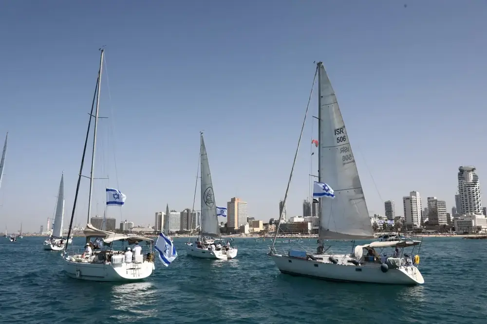 FOTOGRAFÑÍA. TEL AVIV (ISRAEL), 03 DE OCTUBRE DE 2025. Una Flotilla de la paz zarpa del puerto de Tel Aviv en solidaridad con los 48 rehenes israelíes en mano de los asesinos islamofascistas de Hamás ISIS en el cautiverio de califato islamista de Gaza. La iniciativa de un ex-rehén de la Kristallnacht de pasado sábado, 7 de octubre de 2023, inicia su camino de paz. Lasvocesdelpueblo (Ñ Pueblo)