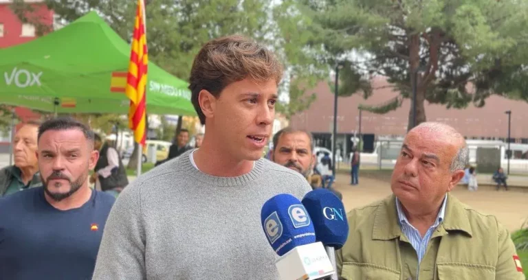 FOTOGRAFÍA. FIGUERRAS (GERONA) CATALUÑA (REINO DE ESPAÑA, 18 D EOCTUBRE DE 2025. El diputado y presidente provincial de VOX en Gerona y diputado por esta provincia al Parlament de Catalunya, Alberto Tarradas Peneque (c); junto al portavoz del Grupo Municipal de VOX en el Ayuntamiento de Roses y Responsable de Organización de VOX Gerona, Ignacio Mulleras Vinzia (d); y al portavoz del grupo Municipal en el Ayuntamiento de Figueras, Jordi Vivo Fernández (i); ha denunciado este viernes en Figueres la implantación del llamado Programa de Lengua Árabe y Cultura Marroquí en los centros educativos catalanes, alertando de que El Gobierno de la Generalitat de Catalunya de Salvador Illa Roca (PSOE/PSC "ha abierto las puertas de los colegios y de los institutos públicos al islamismo y al Reino de Marruecos". Lasvocesdelpueblo (Ñ pueblo)