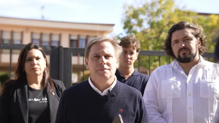 FOTOGRAFÍA. SANT FELIU DE GUÍXOLS (GERONA) CATALUÑA (REINO DE ESPAÑA), 19 DE OCTUBRE DE 2025. El portavoz del Grupo Parlamentario de VOX en el Parlamento de Cataluña, Joan Garriga Doménech (c); junto al presidente de VOX en Gerona, Alberto Tarradas Peneque (segunda fila, c); y a la portavoz del Grupo Municipal de VOX en Playa de Aro y vicesecretaria de Relaciones Institucionales de VOX en Gerona, Sandra Moya Bolivar (i), visitó hoy Sant Feliu de Guíxols (Gerona), desde donde ha denunciado la islamización de Cataluña y adoctrinamiento institucional islamista de la Comunidad Autónoma de Cataluña al frente de la escuela Baldiri Reixac de Sant Feliu de Guíxols, uno de los cinco centros escolares de este municipio español atacados por el plan islamista "Programa de Lengua Árabe y Cultura Marroquí". Lasvocesdelpueblo (Ñ Pueblo)