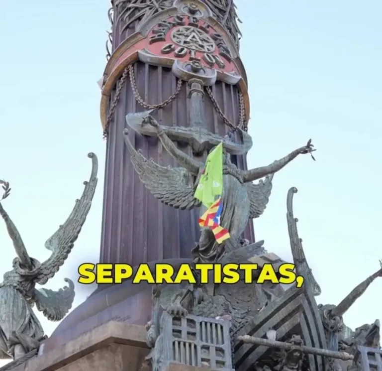 FOTOGRAFÍA. BARCELONA (CATALUÑA) REINO DE ESPAÑA, 22 DE OCTUBRE DE 2025. Detalle de símbolos separatistas colgados en el Monumento al descubridor español-italiano, reconocido también como estadounidense por parte de la 47ª Administración Donald John Trump/James David Vance, Cristóbal Colon, en la plaza del Portal de la Paz de Barcelona, en el distrito de Ciudad Vieja (Barcelona). VOX reclama al Gobierno municipal del socialista Jaime Collboni Cuadrado que retire estos trapos secesionistas del monumento. Lasvocesdelpueblo (Ñ Pueblo)