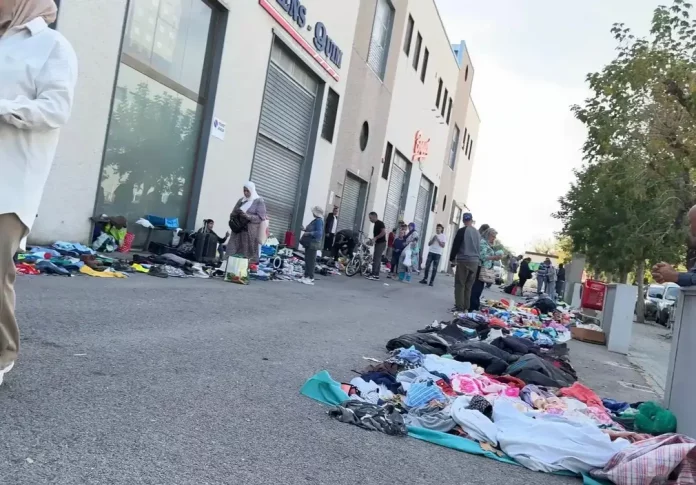 VOX denuncia un mercadillo ilegal paralelo en Pla d'en Boet (Mataró) FOTOGRAFÍA. BARRIO DE PLA D'EN BOET (MATARÓ) BARCELONA (CATALUÑA) REINO DE ESPAÑA, 18 DE AGOSTO DE 2025. Detalle una imagen del mercadillo ilegal paralelo registrado en la barriada del Pla d'en Boet (Mataró), en la provincia de Barcelona, Comunidad Autónoma de Cataluña (Reino de España). Lasvocesdelpueblo (Ñ Pueblo)