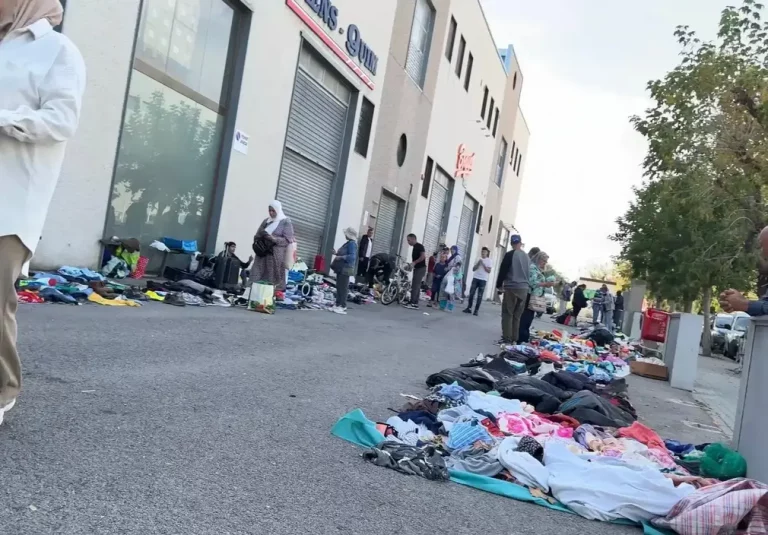 FOTOGRAFÍA. BARRIO DE PLA D'EN BOET (MATARÓ) BARCELONA (CATALUÑA) REINO DE ESPAÑA, 18 DE AGOSTO DE 2025. Detalle una imagen del mercadillo ilegal paralelo registrado en la barriada del Pla d'en Boet (Mataró), en la provincia de Barcelona, Comunidad Autónoma de Cataluña (Reino de España). Lasvocesdelpueblo (Ñ Pueblo)