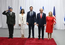 Vance: «Tenemos la tarea de desarmar a Hamás ISIS y que deje de ser amenaza para Israel» FOTOGRAFÍA. JERUSALÉN (ISRAEL), 22 DE OCTUBRE DE 2025. El primer ministro del Estado de Israel, "Bibi" Benjamín Netanyahu (2 d); y el vicepresidente de los Estados Unidos de América (EEUU), James David Vance (3 i); se han reunido este miércoles en la oficina del Primer Ministro de la Tierra Santa en la capital del país hebreo, Jerusalén. Los mandatarios se han dejado registrar con sus esposas, Segunda dama de los Estados Unidos de América, Usha Chilukuri Vance (Usha Bala Chilukuri) (2 i); y primera dama de Israel, Sara Ben-Artzi (Sara Netanyahu o Sara Ben-Artzi Netanyahu) (d). Lasvocesdelpueblo (Ñ Pueblo)