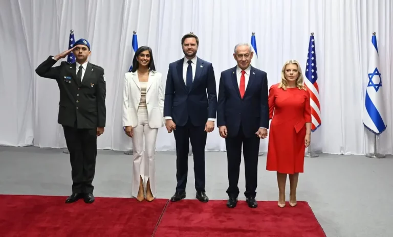 FOTOGRAFÍA. JERUSALÉN (ISRAEL), 22 DE OCTUBRE DE 2025. El primer ministro del Estado de Israel, "Bibi" Benjamín Netanyahu (2 d); y el vicepresidente de los Estados Unidos de América (EEUU), James David Vance (3 i); se han reunido este miércoles en la oficina del Primer Ministro de la Tierra Santa en la capital del país hebreo, Jerusalén. Los mandatarios se han dejado registrar con sus esposas, Segunda dama de los Estados Unidos de América, Usha Chilukuri Vance (Usha Bala Chilukuri) (2 i); y primera dama de Israel, Sara Ben-Artzi (Sara Netanyahu o Sara Ben-Artzi Netanyahu) (d). Lasvocesdelpueblo (Ñ Pueblo)